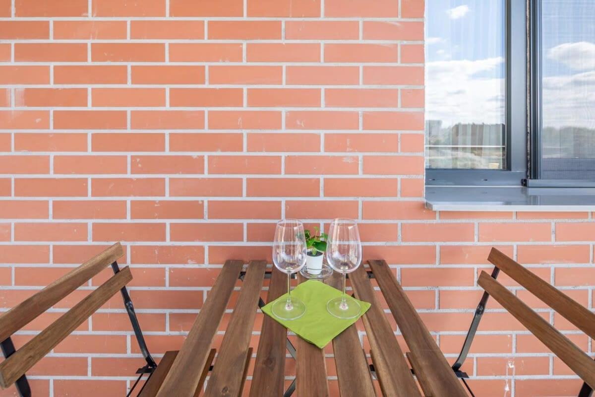 Balcony - Easy Parking - Comfy *