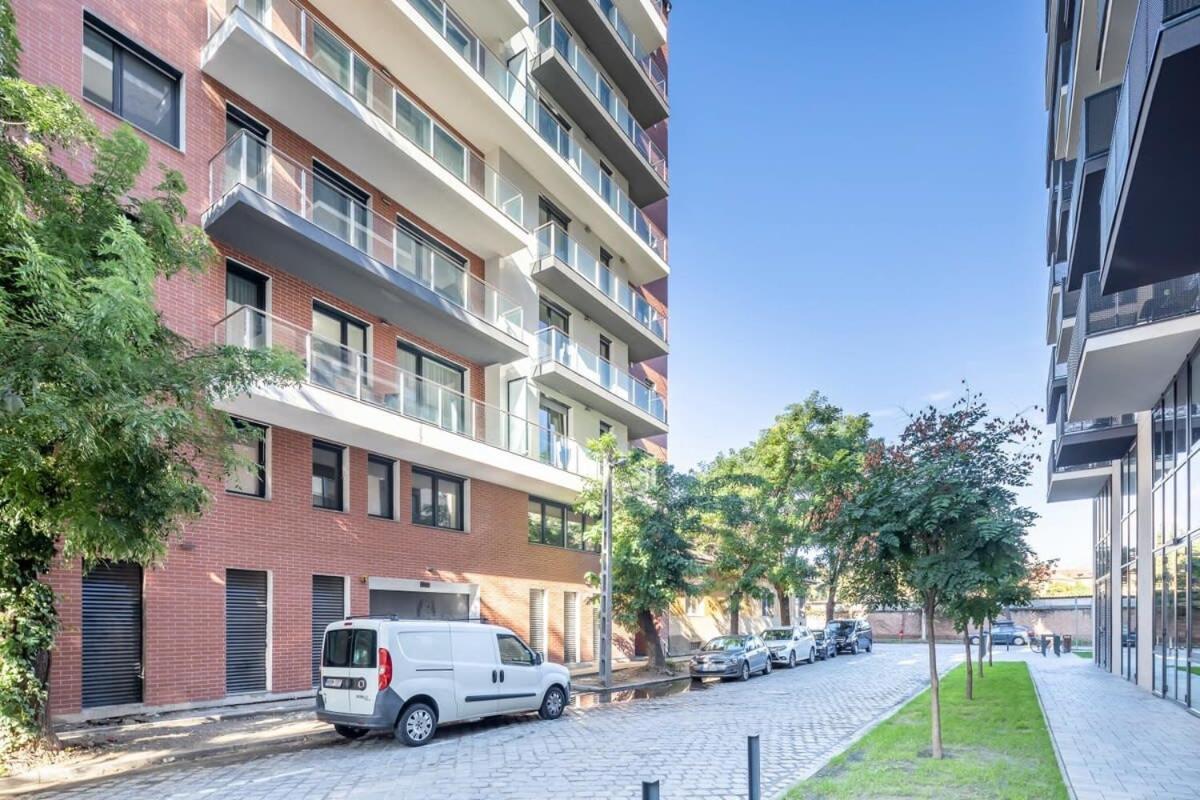 Balcony - Easy Parking - Comfy