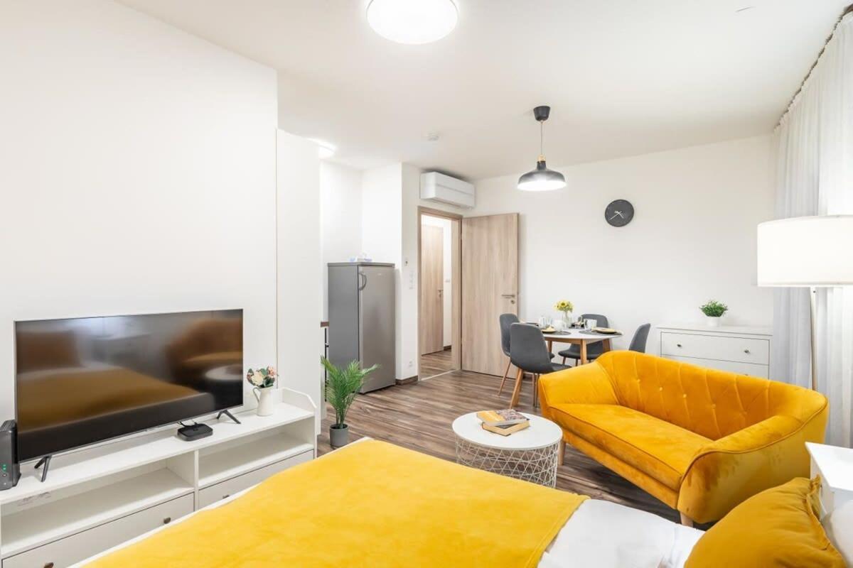 Balcony - Easy Parking - Comfy Apartment *