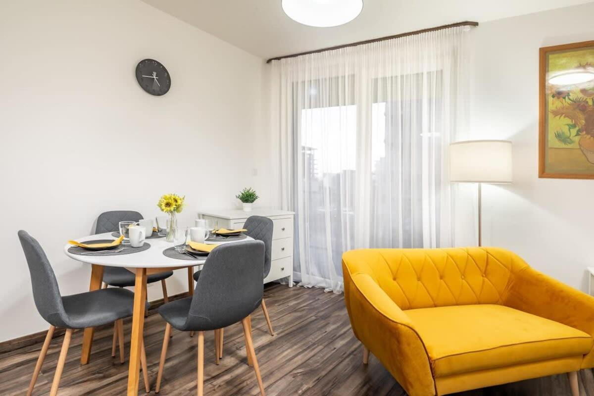Balcony - Easy Parking - Comfy Apartment *