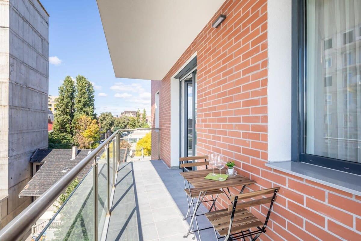 Balcony - Easy Parking - Comfy