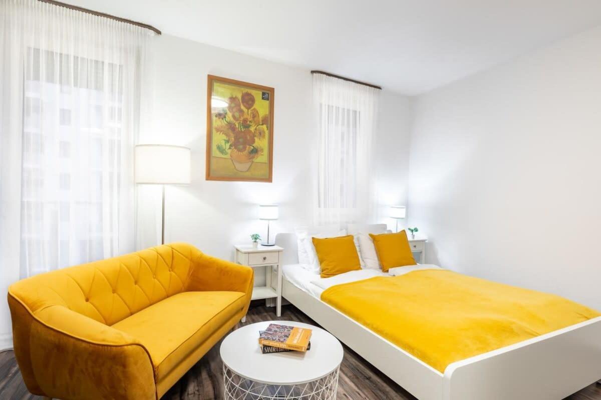 Balcony - Easy Parking - Comfy *