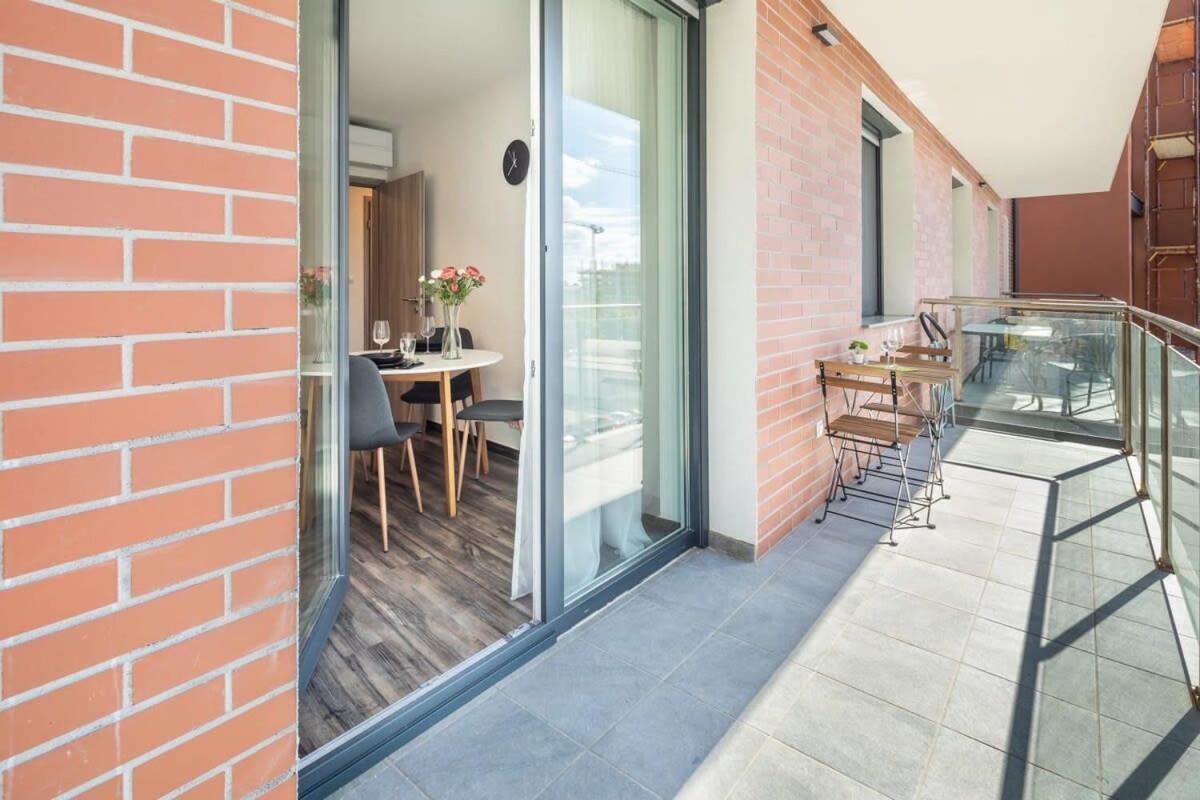 Balcony - Easy Parking - Comfy Apartment *